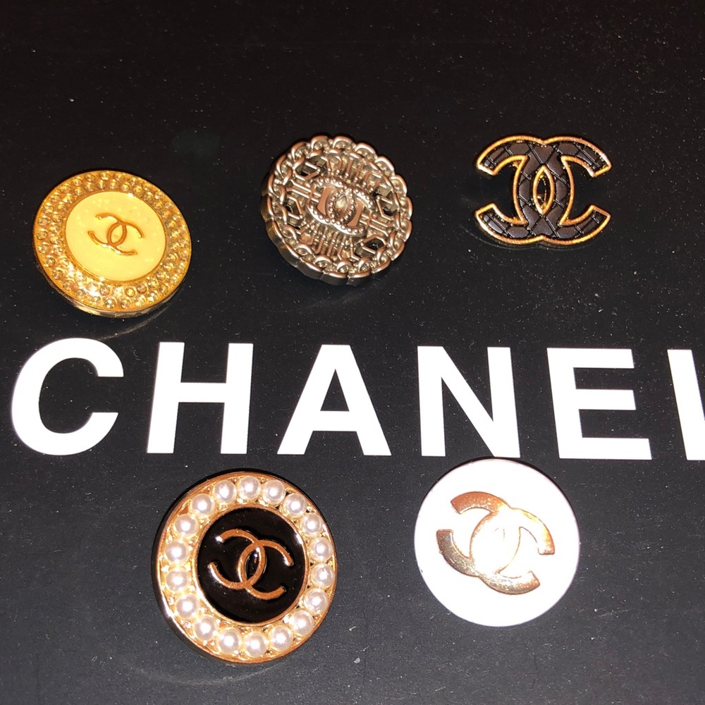 Set of 5 mixed Chanel buttons